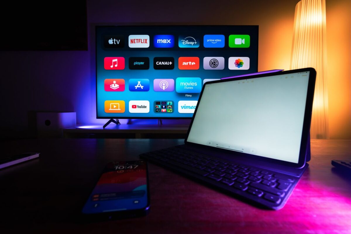 À propos A modern home setup with a smart TV and tablet displaying various streaming apps, highlighting the digital lifestyle.