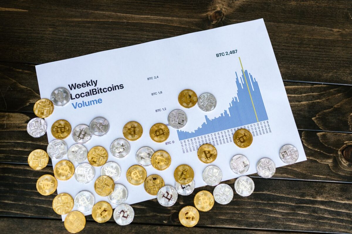 Offres A visual representation of weekly bitcoin volume and data analysis with coins.
